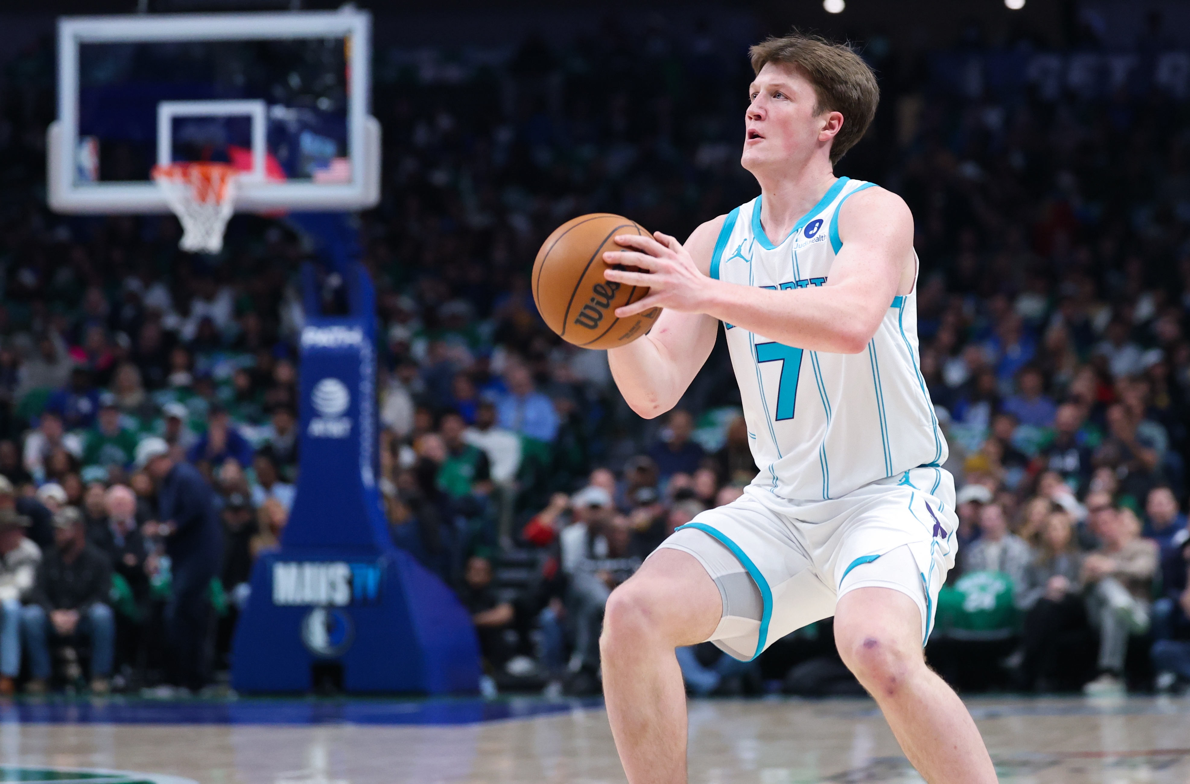 开云app-调整能力极强!克尼佩尔第三节6中5&三分4中3轰17分 上半场仅2分